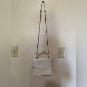 Elegant White Croc-Embossed Chain Shoulder Bag